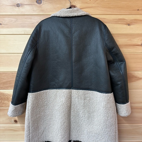 DKNY DOUBLE-BREASTED PANELED FAUX SHEARLING COAT - Picture 4 of 5